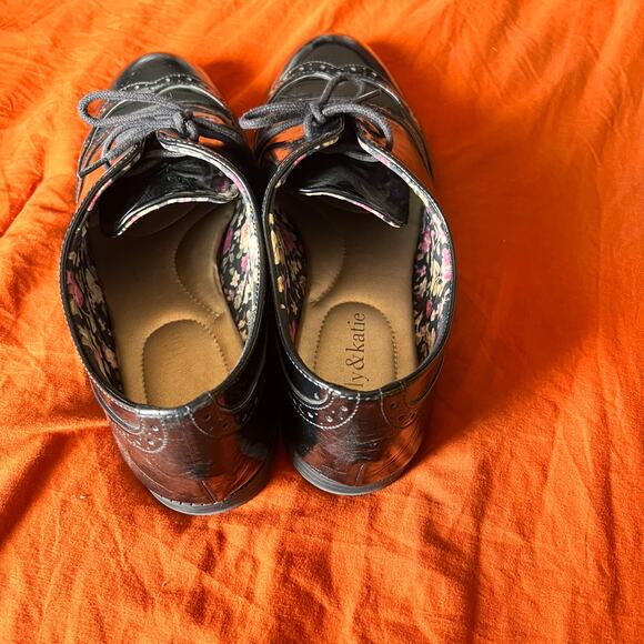 Black Womens Size 8 Lace Up Oxford, Patent Finish, Rubber Soles Brogue Detail - Picture 4 of 5